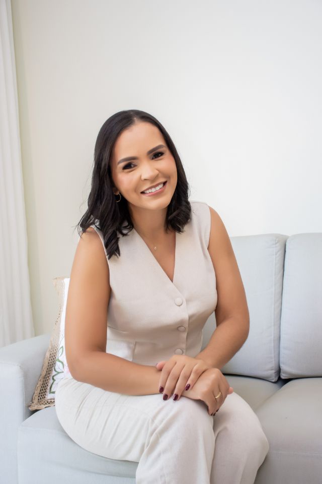 Cinthia Fontes, nutricionista especialista em diabetes, em seu consultório